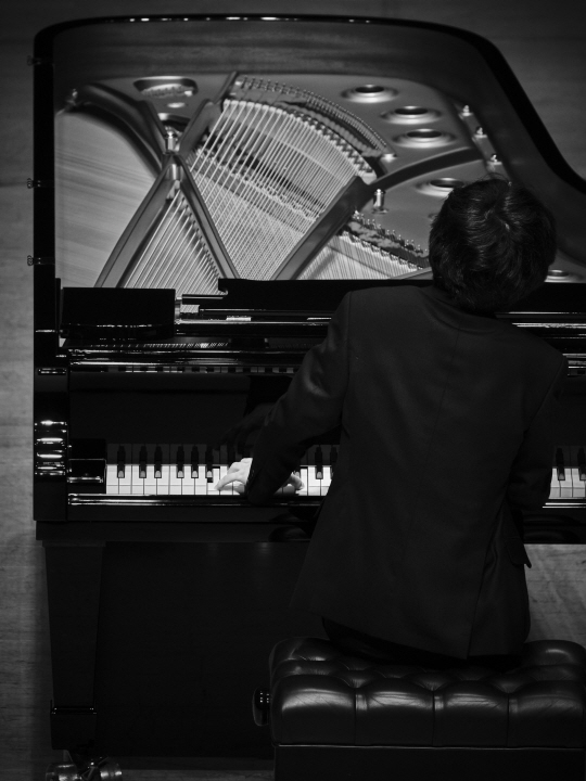 피아니스트 임윤찬이 10일 롯데콘서트홀에서 열린 ‘바흐 플러스’ 공연에서 바흐 협주곡 5번을 협연하고 있다. 목프로덕션 제공