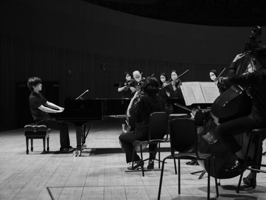 피아니스트 임윤찬이 10일 롯데콘서트홀에서 바흐 협주곡 5번 연주를 앞두고 리허설하는 모습. 목프로덕션 제공