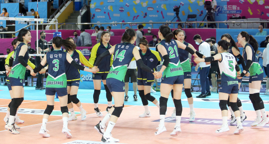 여자 프로배구 현대건설 선수단이 14일 ‘2022 순천 도드람 컵대회’ 인삼공사와의 경기에서 승리 후 환호하고 있다. 연합뉴스