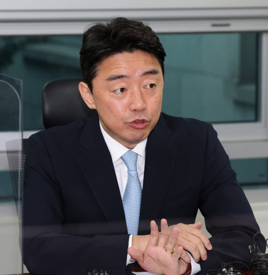 더불어민주당 당 대표 경선 후보인 강훈식 의원이 지난달 31일 국회 의원회관에서 기자간담회를 하고 있다. 연합뉴스