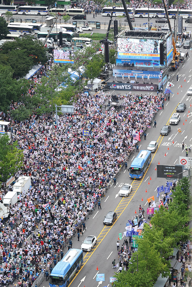 15일 열린 ‘자유통일 주사파 척결 8·15 국민대회’ 참가자들로 인해 세종대로 일대가 혼잡한 모습이다. 연합뉴스