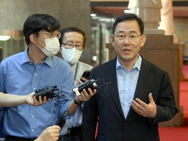 주호영 국민의힘 비상대책위원장이 16일 오전 국회 출근길에 기자들의 질문에 답변하고 있다.   김선규 선임기자