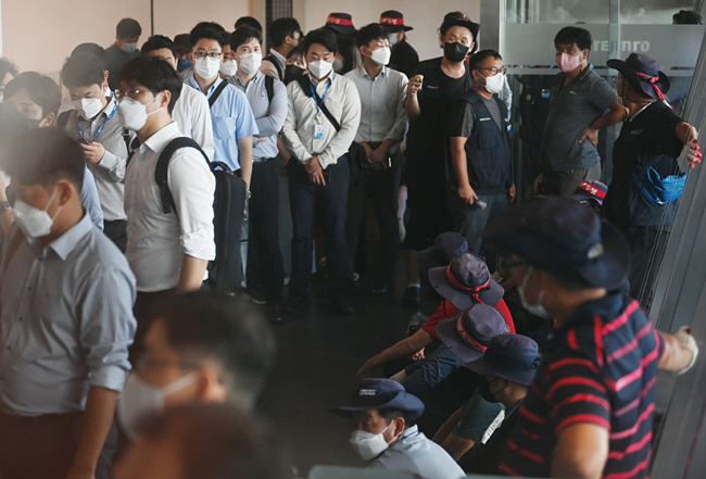 민주노총 공공운수노조 화물연대 조합원 70여 명이 16일 오전 6시 10분쯤 서울 강남구 청담동 하이트진로 본사 로비를 점거해 직원들의 출근이 막힌 가운데, 노조가 오전 8시 40쯤 출근을 허용하자 직원들이 사무실로 향하고 있다. 윤성호 기자