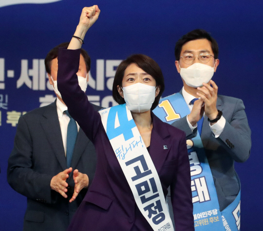 더불어민주당 최고위원 후보로 출마한 고민정 의원이 지난 14일 대전 중구 한밭종합운동장 충무체육관에서 열린 민주당 제5차 정기전국대의원대회 대전·세종 당대표·최고위원 후보 합동연설회에서 인사를 하고 있다. 뉴시스