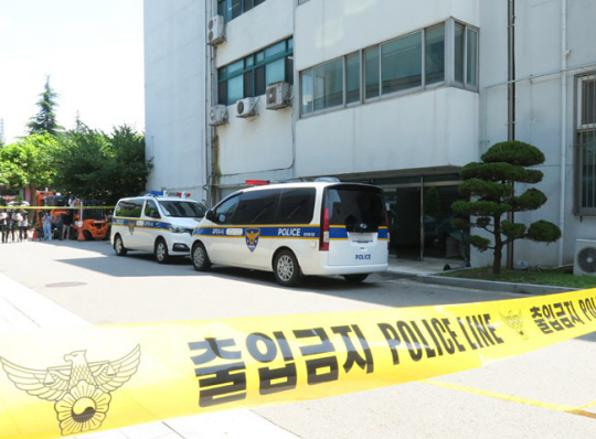 지난 7월 15일 인천 미추홀구 인하대 캠퍼스 내 한 단과대 건물 앞에서 나체 상태로 피를 흘리며 쓰러진 채 발견된 20대 여대생이 숨진 사건과 관련, 경찰이 폴리스 라인을 설치한 모습. 뉴시스