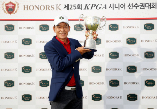 지난해 열린 제25회 KPGA시니어선수권대회에서 우승한 김종덕. KPGA 제공