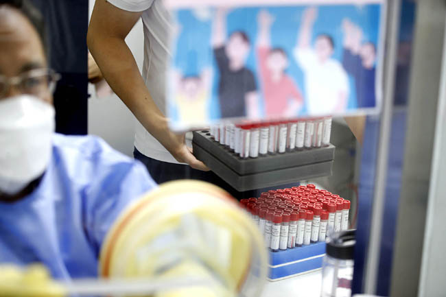 16일 오후 광주 북구 상시 선별진료소에서 검사 대상자가 늘면서 코로나19 검사를 의뢰할 검체통이 쌓여가고 있다. 연합뉴스·광주 북구청 제공