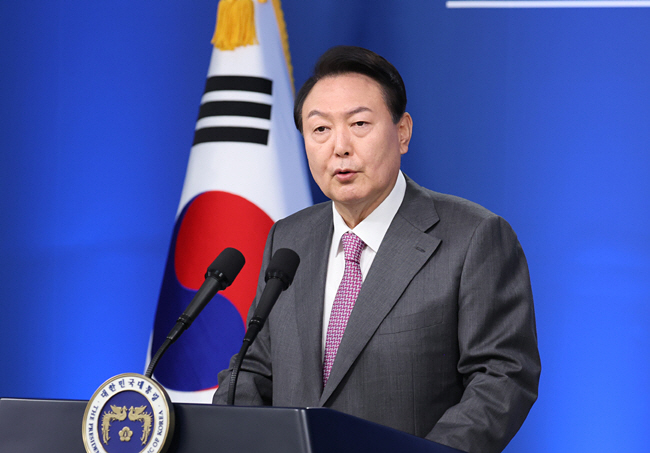 윤석열 대통령이 17일 오전 서울 용산 대통령실 브리핑룸에서 ‘대통령에게 듣는다’는 주제로 취임 100일 기자회견을 갖고 향후 국정 운영 방안 등을 밝히고 있다.  연합뉴스