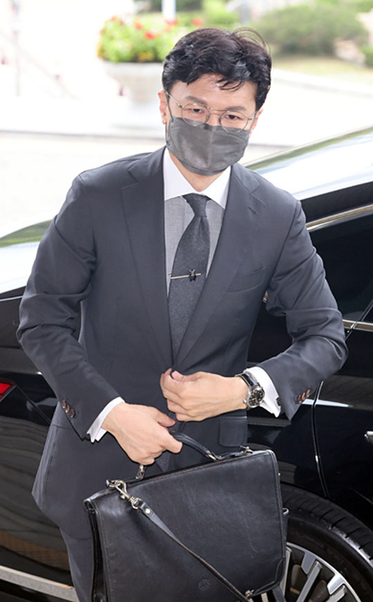 금명간 검찰총장 후보자를 윤석열 대통령에게 제청할 예정인 한동훈 법무부 장관이 17일 오전 정부과천청사 법무부로 출근하고 있다. 연합뉴스