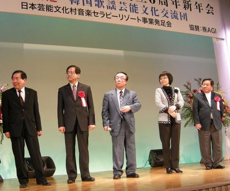 지난 2010년 1월 29일 일본 도쿄 게이요 플라자호텔에서 열린 일본 엔카협회 주최 한국 대중음악인 대표단 초청 행사장에서 고 김강섭(왼쪽 세 번째) 작곡가와 당시 방송예술진흥원 학장 시절 필자(〃네 번째). 맨 오른쪽은 가수 고 최희준(전 국회의원), 왼쪽 두 번째는 서봉석(KBS 편곡자) 한국측교류단 대표.  필자 제공