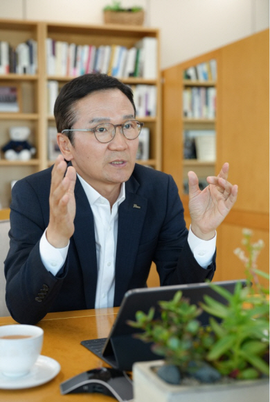 “2차전지 광물·화합물 시장 장악한 中 업체 맞서 독자 공급망 구축”