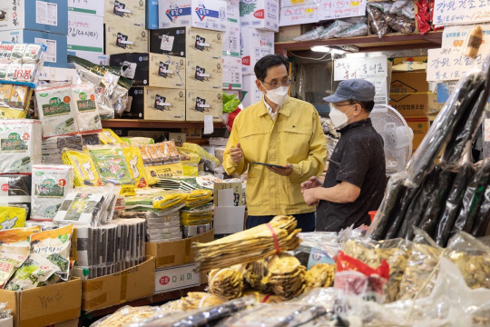 한훈 통계청장이 18일 서울 남구로시장을 찾아 상인들의 조사 협조에 대한 당부 인사를 하고 있다. 통계청 제공