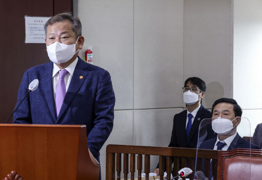 이상민 행정안전부 장관이 18일 서울 영등포구 여의동 국회 행정안전위원회 전체회의에 출석해 인사말을 하고 있다. 오른쪽은 김순호 경찰국장. 뉴시스