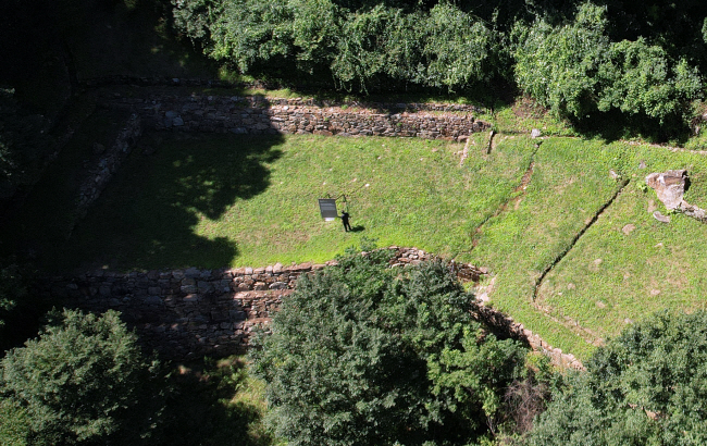 춘양의 각화산 팔분 능선 깊이 숨어 있는 태백산 사고지. 사고 건물은 다 허물어지고 석축으로 쌓아 놓은 빈터에 안내판 하나를 세워뒀다.