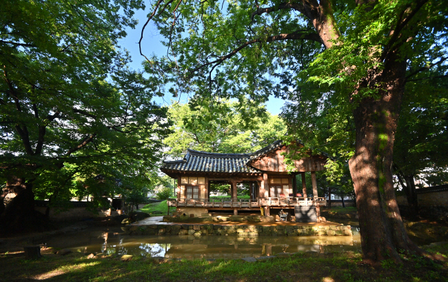 춘양구곡의 제8곡인 한수정. 정자의 삼면을 휘감은 연못 와룡연과 느티나무와 춘양목 노거수가 그윽한 정취를 빚어내는 정자다.