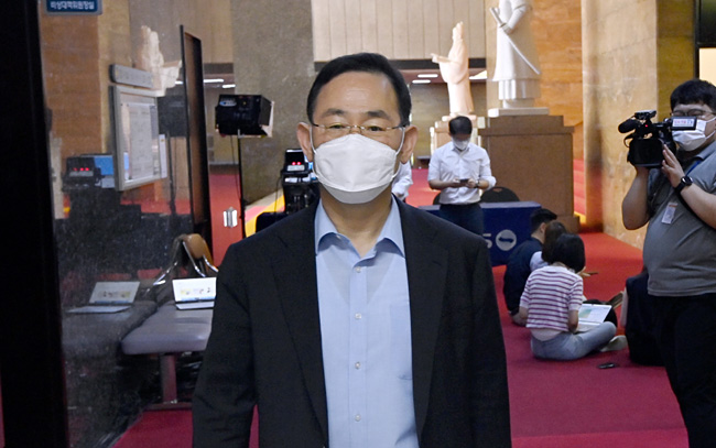 주호영 국민의힘 비상대책위원장이 17일 오전 국회로 출근하며 취재진의 질문에 답한 후 대표실로 향하고 있다. 국회사진기자단