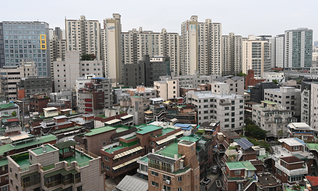 19일 오전 서울 영등포구 당산동 당산역 인근 고층 건물에서 본 아파트와 연립주택 밀집지역. 신창섭 기자
