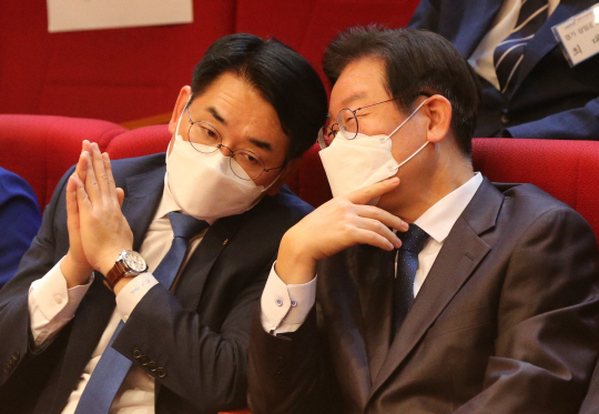 더불어민주당의 8·28 전당대회 당대표 선거에 출마한 이재명(오른쪽) 의원과 박용진 의원이 19일 대전 서구문화원에서 열린 민주당 전국자치분권민주지도자회의에 참석해 사회자 발언을 듣고 있다. 연합뉴스