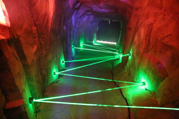 울산 남구 신정동 ‘타화강 동굴피아’에 조성된 동굴탈출방. 어둠속에서 초록빛 레이저를 통과하는 미션을 수행해야 한다. 울산남구도시관리공단 제공