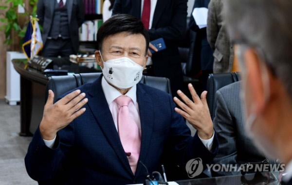 김원웅 전 광복회장이 지난해 11월 1일 서울 여의도 광복회관에서 이재명 더불어민주당 당시 대선후보의 예방을 받고 인사말을 하고 있다. 국회사진기자단