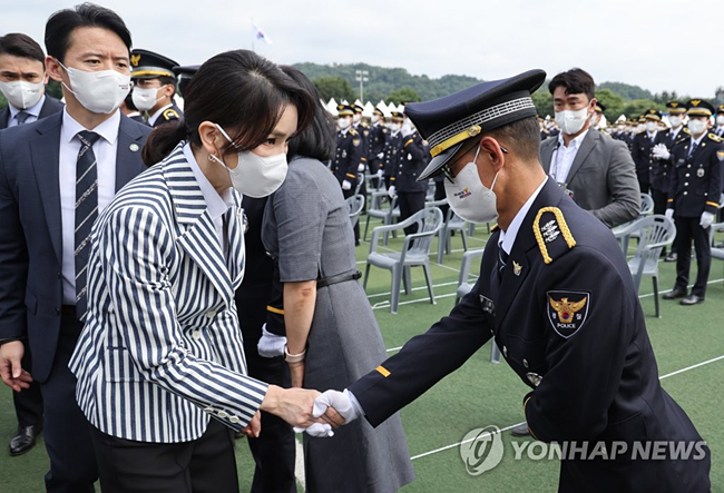 (충주=연합뉴스) 안정원 기자 = 김건희 여사가 19일 충북 충주시 중앙경찰학교에서 열린 310기 졸업식에서 신임 경찰과 인사하고 있다. 2022.8.19