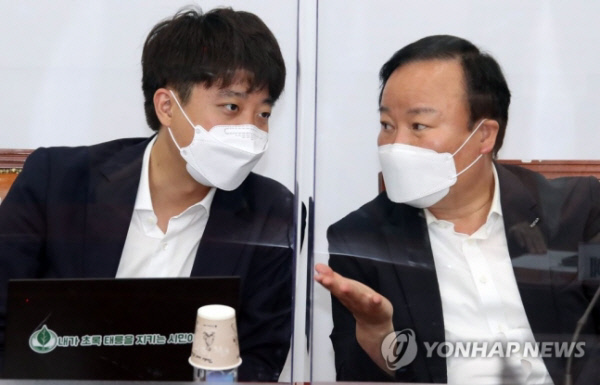 이준석 전 국민의힘 대표와 김재원 전 최고위원의 지난해 모습. 연합뉴스