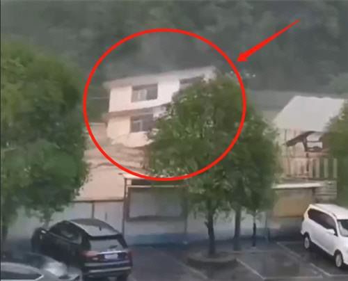 후난성의 가옥이 폭우로 인해 떠내려가고 있다. 상유신문 캡쳐