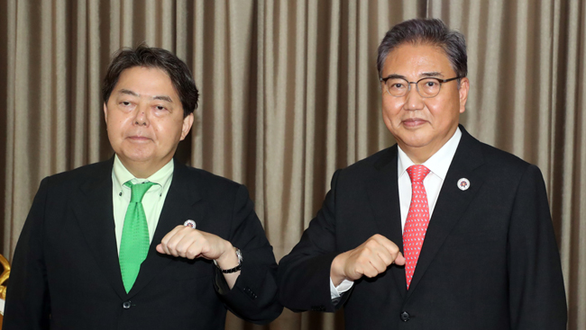 박진 외교부 장관과 하야시 요시마사 일본 외무상이 지난 4일 캄보디아 프놈펜 소카호텔에서 열린 한·일 외교장관 양자회담에서 기념촬영을 하고 있다. 연합뉴스
