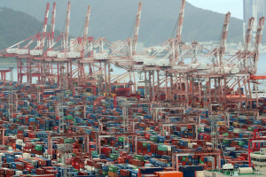 지난 1일 부산 남구 신선대부두 야적장에 컨테이너가 가득 쌓여 있다. 뉴시스