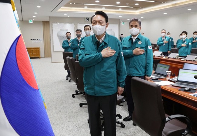 윤석열 대통령이 22일 오전 서울 용산 대통령실에서 열린 을지 국무회의에서 국기에 대한 경례를 하고 있다. 뉴시스