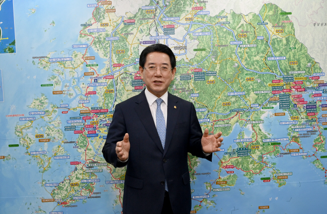 지난 6·1 지방선거에서 더불어민주당 소속 광역지방자치단체장으로는 유일하게 재선에 성공한 김영록 전남지사가 지난 2일 전남 무안군 삼향읍 전남도청 집무실에서 전남 22개 시군이 한눈에 보이는 지도를 펼쳐두고 전남과 광주가 상생 1호 협력과제로 추진 중인 반도체특화단지 조성사업 구상에 대해 설명하고 있다. 김호웅 기자