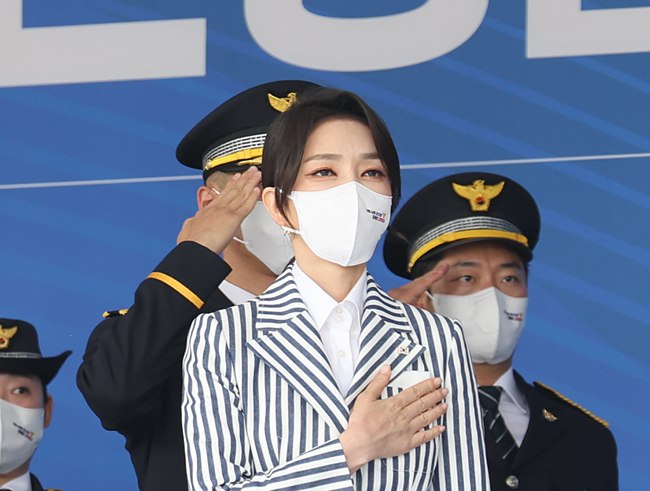 지난 19일 윤석열 대통령과 충북 충주시 중앙경찰학교에서 열린 310기 졸업식에 참석한 김건희 여사가 국기에 대한 경례를 하고 있다. 연합뉴스