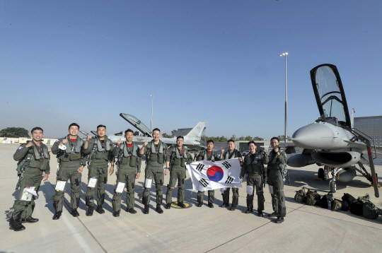 대규모 다국적 연합훈련인 ‘2022 피치 블랙’에 최초로 참가하기 위해 지난 19일(현지 시간) 호주 다윈 기지에 착륙한 KF-16  전투기 편대 조종사들. 공군 제공