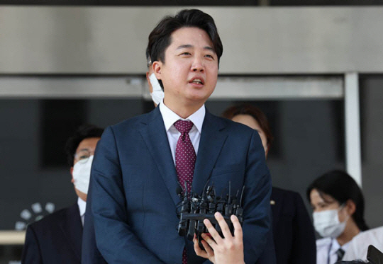 (서울=연합뉴스) 국민의힘 이준석 전 대표가 17일 오후 서울남부지법에서 당 비상대책위원회 효력을 정지해달라며 낸 가처분 신청 사건의 심문을 마친 뒤 취재진의 질문에 답변하고 있다. 2022.8.17