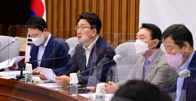 권성동(왼쪽 두 번째) 국민의힘 원내대표가 23일 오전 국회에서 열린 원내대책회의에 참석해 모두발언을 하고 있다. 왼쪽부터 성일종 정책위의장, 권 원내대표, 김석기 사무총장, 이철규 의원.  국회사진기자단