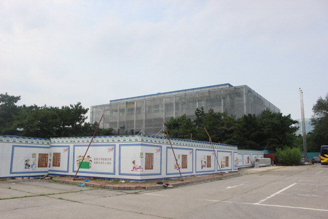 22일 중국 베이징 순이구의 옛 현대자동차 제1공장 입구가 가벽으로 막혀 있는 가운데 공장 옆 건물이 로고와 간판이 떨어져 나간 채 리모델링을 기다리고 있다.