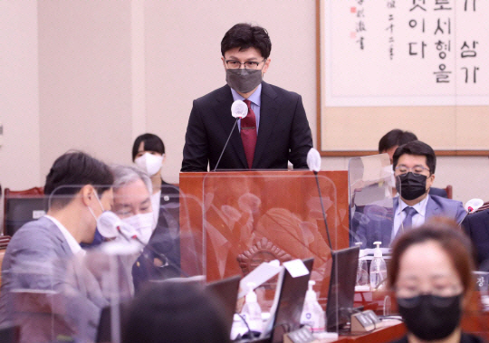 한동훈(가운데) 법무부 장관이 지난 22일 서울 영등포구 국회에서 열린 법제사법위원회 전체회의에서 2021 회계연도 결산 제안설명을 하고 있다. 국회사진기자단