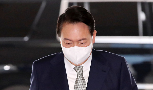 윤석열 대통령이 23일 오전 서울 용산 대통령실 청사로 출근하고 있다. 대통령실통신사진기자단