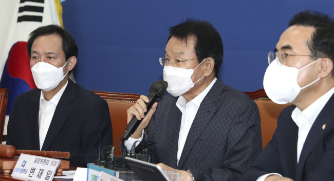 더불어민주당이 당헌 개정의 마지막 단계로 24일 오전 국회에서 개최한 제6차 중앙위원회에 참석한 변재일(가운데) 위원장이 모두 발언을 하고 있다. 왼쪽부터 우상호 비상대책위원장, 변 위원장, 박홍근 원내대표.  국회사진기자단