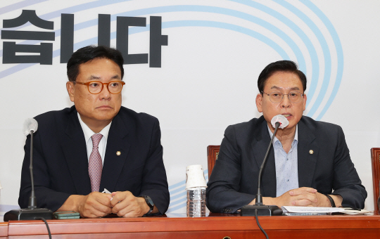 정우택 국민의힘 의원(오른쪽)이 지난 6월 30일 국회에서 열린 국민의힘 중진의원 현안간담회에 참석해 발언하고 있다. 연합뉴스