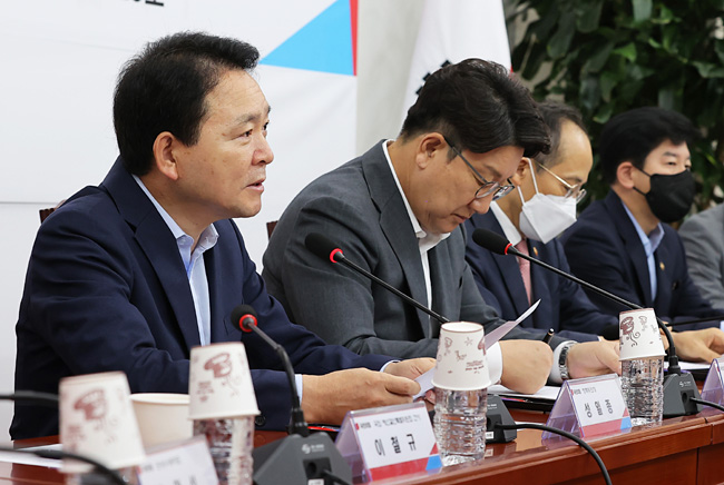 성일종(왼쪽) 국민의힘 정책위의장이 24일 오전 국회에서 열린 2023년도 예산안 관련 당정협의회에서 발언하고 있다. 국회사진기자단