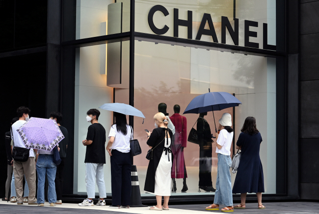 25일 서울 강남구 청담동 샤넬 서울 플래그십 매장 앞에서 시민들이 입장하기 위해 줄을 서 있다. 시장조사기관 유로모니터에 따르면 지난해 한국의 명품시장 규모는 약 15조9000억 원으로 추산된다.  윤성호 기자