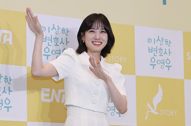 배우 박은빈이 지난 18일 서울 용산구 한강로동 CGV용산점에서 열린 드라마 ‘이상한 변호사 우영우’ 마지막 회 단체관람 행사에서 드라마 속 인사법 포즈를 취하고 있다.  연합뉴스