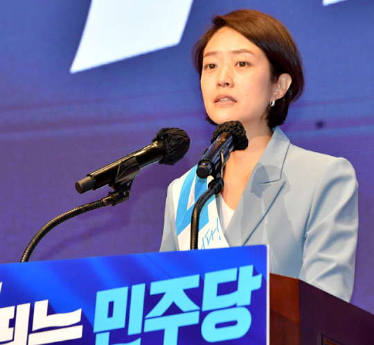 더불어민주당 당대표 및 최고위원 후보자 광주 합동연설회가 열린 지난 21일 오후 광주 서구 김대중컨벤션센터에서 최고위원 후보로 출마한 고민정 의원이 정견발표를 하고 있다. 뉴시스