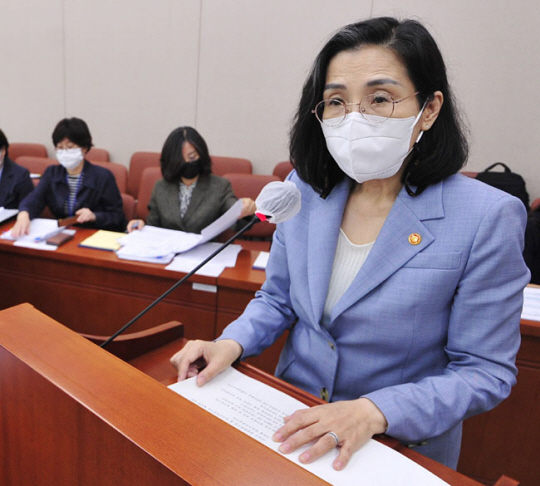 김현숙 여성가족부 장관이 지난 18일 서울 영등포구 국회에서 열린 여성가족위원회 전체회의에서 2021회계연도 결산보고를 하고 있다. 국회사진기자단
