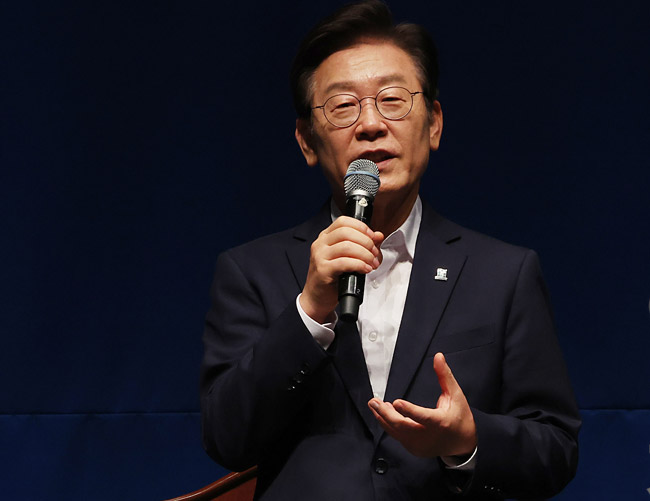 이재명 더불어민주당 당 대표 후보가 24일 경기 수원시 장안구민회관에서 열린 ‘경기도 당원 만남의 날’에서 발언하고 있다. 연합뉴스