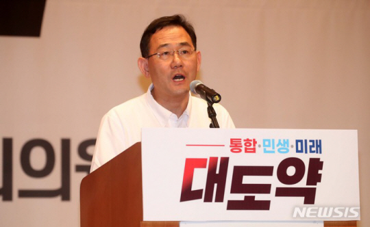 주호영 국민의힘 비상대책위원장이 25일 충남 천안시 동남구 재능교육연수원에서 열린 2022 국민의힘 국회의원 연찬회에서 인사말을 하고 있다. 뉴시스