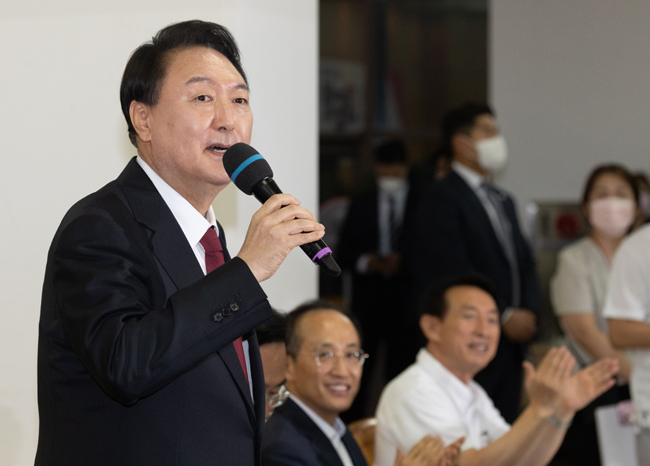 윤석열 대통령이 25일 충남 천안시 재능교육연수원에서 열린 ‘2022 국회의원 연찬회 만찬’에서 인사말을 하고 있다. 공동취재사진