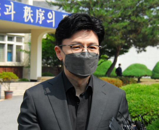 취임 후 첫 정책현장방문으로 지난 6월 충북 청주교도소를 방문한 한동훈 법무부장관이 취재진의 질문에 답하고 있다. 뉴시스