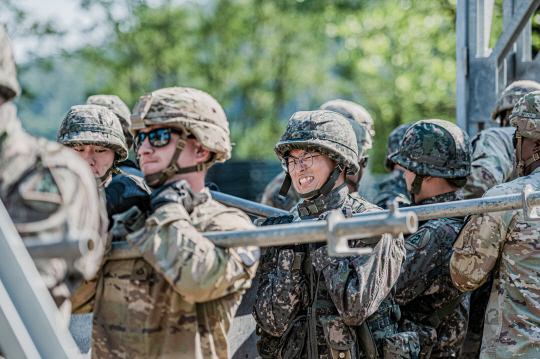 1 26일, UFS 연습의 일환으로 경북 경산 일대에서 육군제2작전사령부 1117공병단과 한미연합사단 11공병대대 장병들이 ‘한미 연합 공병 상용교량 구축훈련’을 하고 있다. 육군 제공